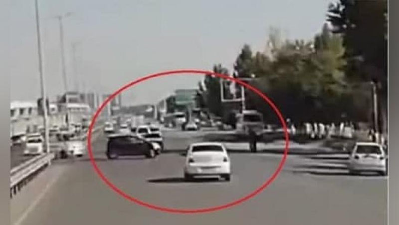 'Тошкентда қоидабузар "Спарк" ҳайдовчисининг айби билан "Кобальт" уриб юборди (видео)'ning rasmi