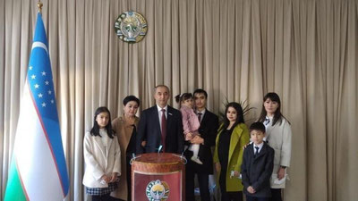 'Prezidentlikka nomzod Bahrom Abduhalimov ovoz berish jarayonida oilasi bilan qatnashdi'ning rasmi