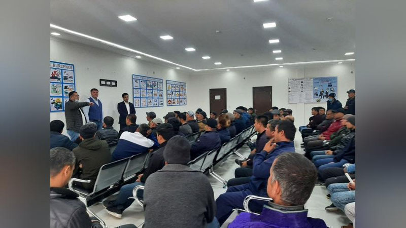 '98 nafar navoiyliklar ishlash uchun Rossiyaga jo`nab ketadi'ning rasmi