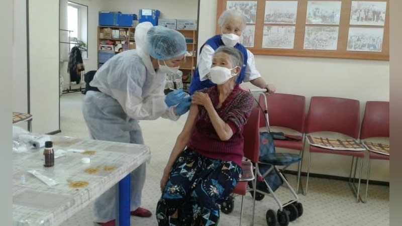 'Юқори Чирчиқда 26 нафар 65 ёшдан ошган аҳоли бустер доза билан ихтиёрий эмланди'ning rasmi