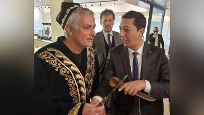 'Италиялик таниқли мураббий Жозе Моуриниога Чуст дўпписи ва пичоғи совға қилинди'ning rasmi