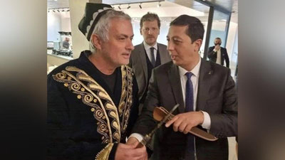 'Италиялик таниқли мураббий Жозе Моуриниога Чуст дўпписи ва пичоғи совға қилинди'ning rasmi