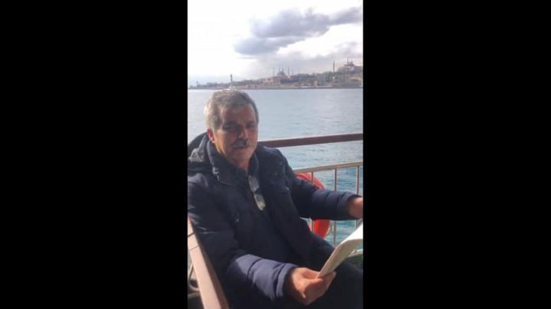 'Istanbulda turk sayyohi o`zbek gazetasini o`qib, kemada sayr qildi (video)'ning rasmi