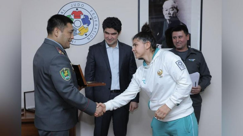 'Франциядан ғалаба билан қайтган ҳарбий дзюдочилар тақдирланишди'ning rasmi