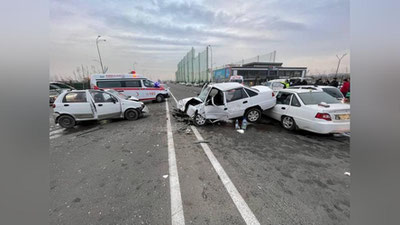 Изрображение 'В Ташкенте в ДТП с участием 3-х автомобилей пострадали 4 человека'