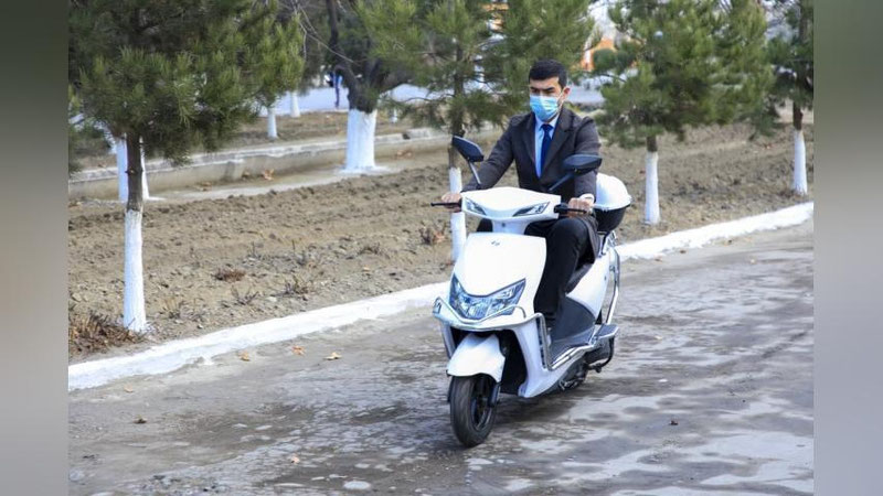 'Қувасойда ҳоким ёрдамчиларига электроскутерлар берилди'ning rasmi