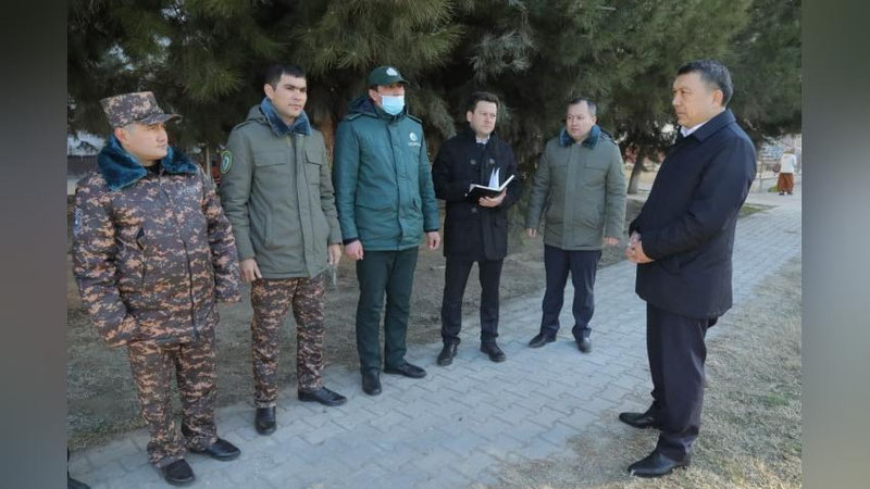 'Давлат экология қўмитаси раиси Юнусобод туманидаги дарахт экилган участкани 24 соат назоратга олишни буюрди'ning rasmi