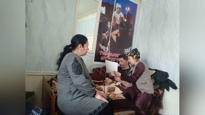 'Марказдан олисда жойлашган Ғилон: 35 йилдан бери ҳужжатсиз яшаётган фуқаро, унинг хотини ҳамда болаларига гувоҳномалар берилди'ning rasmi