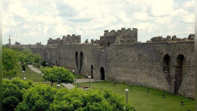 'Диярбакирнинг тарихий қалъа деворлари: улар нималардан сўзлайди?'ning rasmi