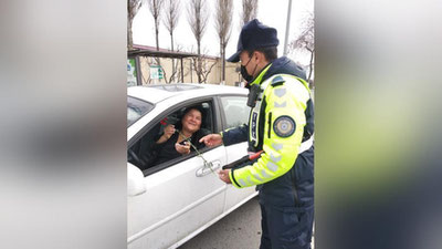 Изрображение 'В Ташкенте сотрудники ДПС поздравляют автоледи с 8 марта (фото)'