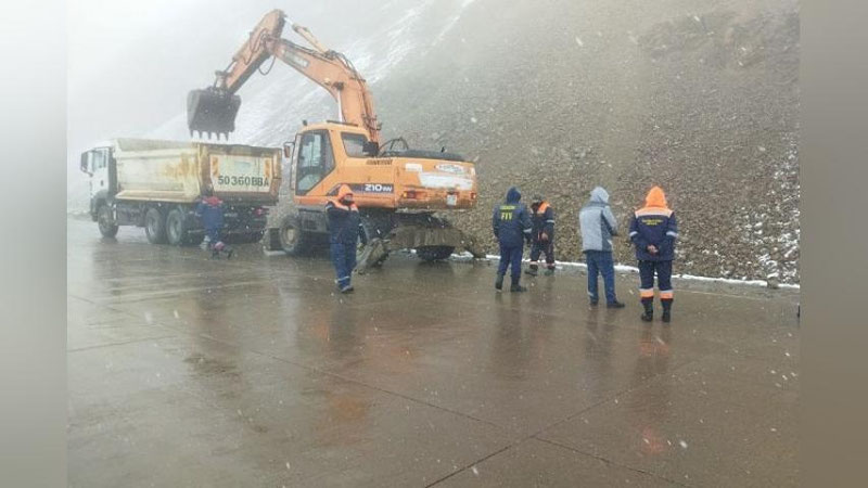 '"Қамчиқ" довонида тош-тупроқ массаси кўчиб тушди'ning rasmi