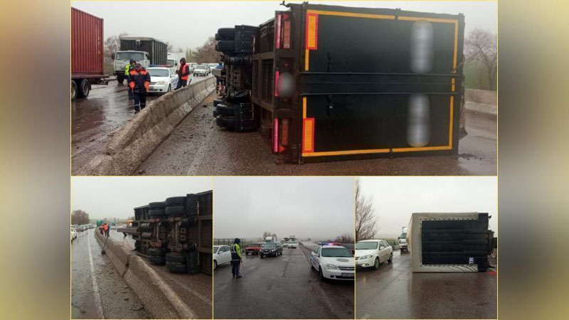 Изрображение 'На трассе в Ташкентской области опрокинулся прицеп грузовика'