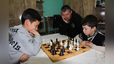 '“Ўзбекистонда болалар уйлари давлат назоратидан чиққан”. Америка нашри Фарғонада 5 нафар болани тарбиялаётган Валиевлар оиласи ҳақида мақола чоп этди'ning rasmi