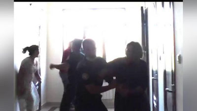 'Қўшрабод тумани прокуратураси биносида фуқаролар ва ИИБ ходимлари ўртасидаги жанжал бўйича текшириш бошланди'ning rasmi