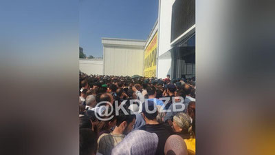 Изрображение 'Скидки на технику стали причиной давки у ТЦ "Атлас" на Чиланзаре (видео)'