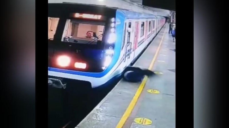 Изрображение 'В столичном метро человек упал на рельсы прямо перед поездом (видео)'