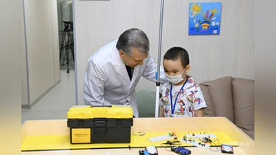 Изрображение 'Президент Узбекистана навестил юных пациентов Центра детской гематологии и онкологии'