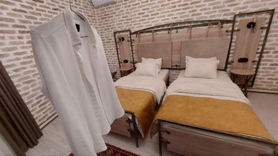 'Сафардагилар учун лайфхак: Кийимларни дазмолсиз дазмоллаш усулини биласизми?'ning rasmi