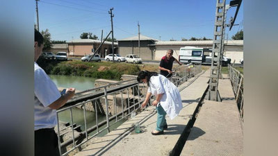 Изрображение 'Эксперты взяли пробы из канала Бозсув в Зангиате после жалоб на окрашенную воду'