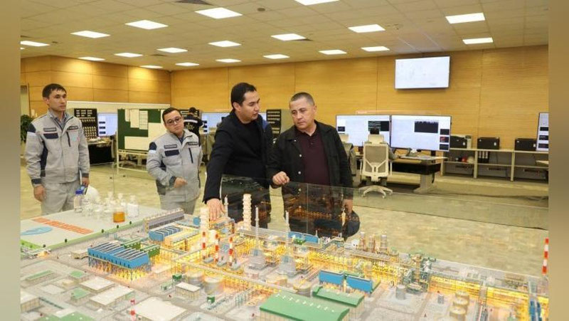 '“Ўзбекнефтгаз”: Бошқаруви раиси бошчилигидаги “Ишчи гуруҳ” аъзолари “Uzbekistan GTL” заводидаги синтетик ёқилғи маҳсулотларининг ишлаб чиқариш ҳолатини ўрганди'ning rasmi