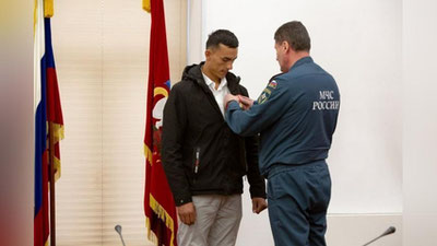 Изрображение 'В Москве наградили узбекистанца, который спас женщину во время пожара (видео)'