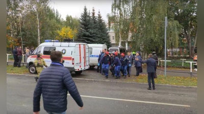 Изрображение 'В Ижевске неизвестный проник в школу с оружием: среди жертв есть дети'