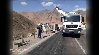 Изрображение 'На перевале "Камчик" грузовик упал в овраг (видео)'