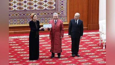 Изрображение 'Шавкату Мирзиёеву присвоено звание почетного профессора Туркменского госуниверситета'