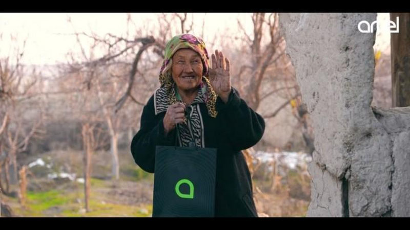'Artel kompaniyasi og`ir sharoitda yolg`iz yashayotgan beshariqlik onaxonga maishiy texnika to`plamini sovg`a qiladigan bo`ldi (video)'ning rasmi