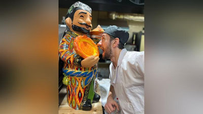 Изрображение 'Популярный блогер записал песню про лепешку, самсу и тандыр (видео)'