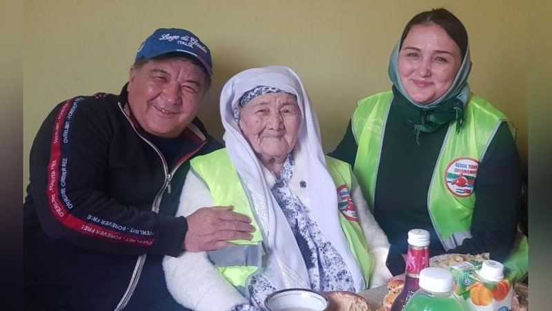 'Sirdaryolik Zulayho ona “Turkiya qutqaruvchisi” nomiga munosib ko`rildi. U zilziladan jabr ko`rgan turkiyaliklarga 20 million so`m miqdoridagi mablag` xayriya qilgan'ning rasmi