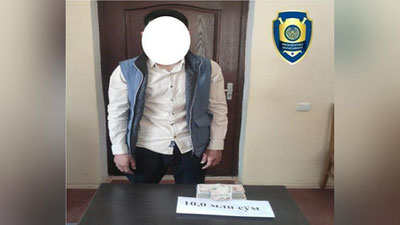 'Qashqadaryoda qizning surat va videolarini ijtimoiy tarmoqlarda tarqatmaslik uchun 10 million so`m olayotgangan shaxs ushlandi'ning rasmi