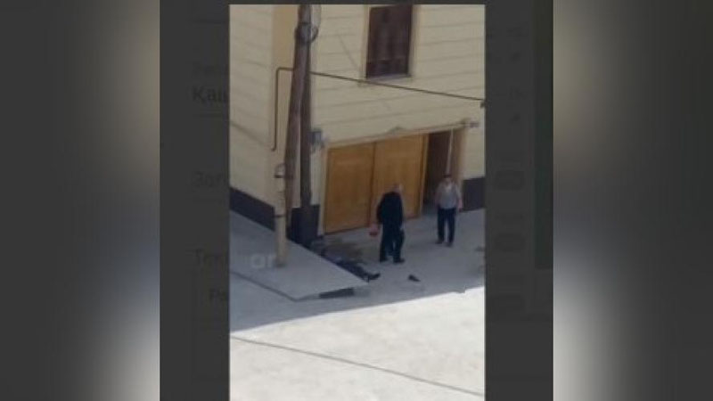 'Qashqadaryoda fuqaro qarz so`rab kelgan qariyani do`pposlab, o`ldirib qo`ydi (video)'ning rasmi