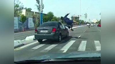 'Toshkentda piyodalar yo`lagidan o`tayotgan ayolni mashina urib yubordi (video)'ning rasmi