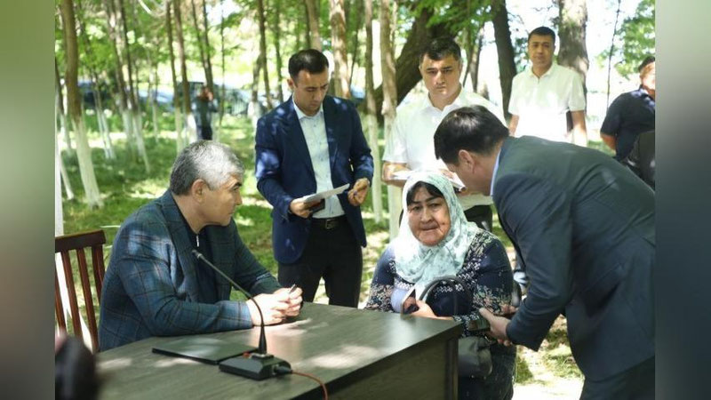 'Prezident tuzgan Respublika ishchi guruhining navbatdagi ommaviy qabuli Toshkent viloyatiga bo`ldi'ning rasmi