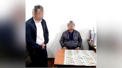 '"Hududgaz Toshkent" xodimlari "Metan zapravka" xo`jaynidan 8 ming dollar pora olayotganda ushlandi'ning rasmi