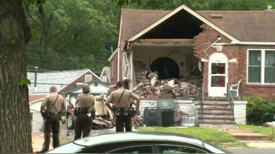 Изрображение 'В США 73-летняя пенсионерка на автомобиле буквально влетела в жилой дом (видео)'