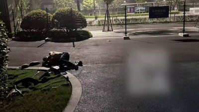 'Qozog`istonlik murabbiy Xitoydagi Osiyo o`yinlari paytida ko`chada uxlab qoldi'ning rasmi