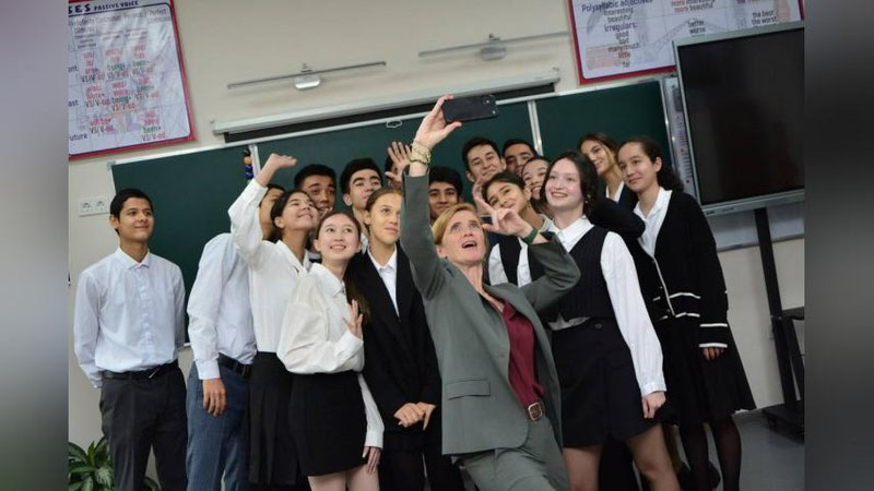 'АҚШ Халқаро тараққиёт агентлиги администратори ўзбекистонлик ўқувчилар билан учрашди'ning rasmi