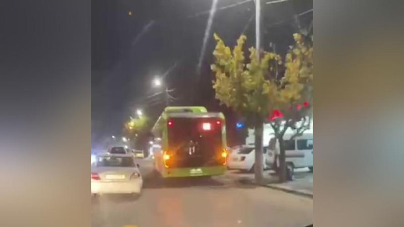 Изрображение 'В Ташкенте пьяный пешеход едва не погиб под колесами автобуса (видео)'