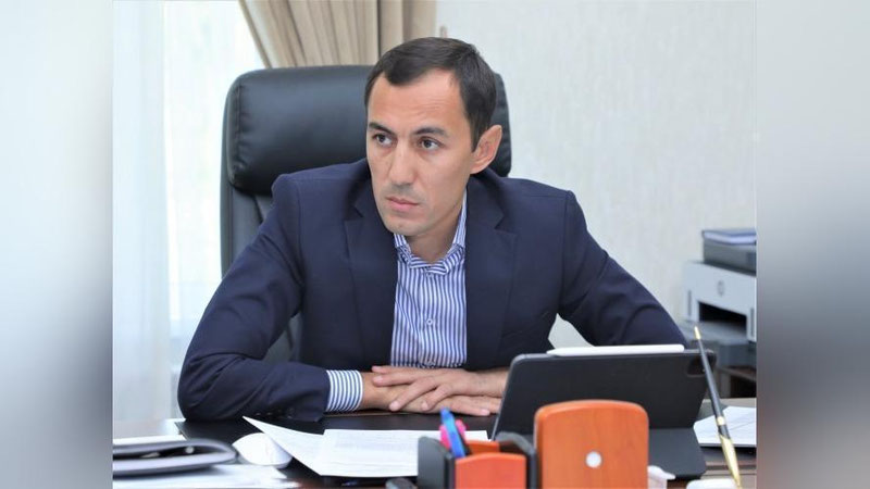 '"Markazlashgan tizim orqali aholiga uzluksiz va sifatli ichimlik suvi etkazib berish birmuncha mashaqqat, mehnat va xarajatlarni talab etadi", – "O`zsuvta`minot" AJ boshqaruvi raisi o`rinbosari v.b. Shoxruxali Sadillaev'ning rasmi