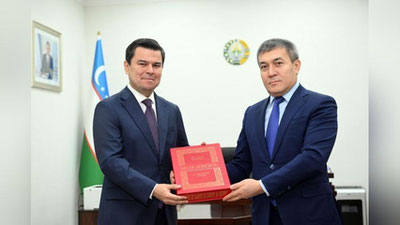'“Mening hayotim. Qaramlikdan ozodlikka” Nursulton Nazarboevning kitobi O`zbekiston Prezidentiga etkazildi'ning rasmi