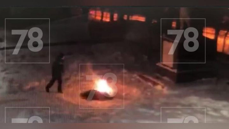 'Rossiyada o`zbekistonlik o`smirlar “Mangu olov”ni qor bilan o`chirishdi (video)'ning rasmi