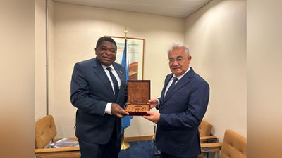 'Martin Chungongga “Inson huquqlari himoyasi uchun” ko`krak nishoni Jenevada topshirildi'ning rasmi