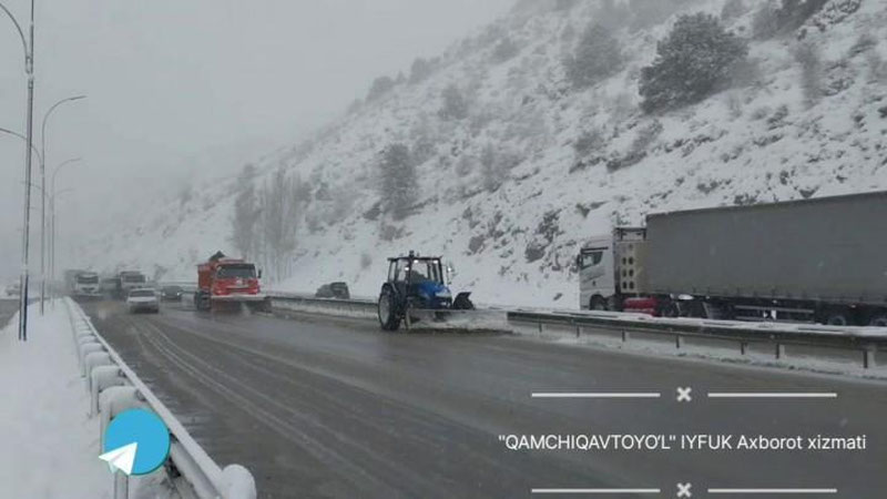 'Qamchiq dovonidagi yo`llar qordan tozalanib, qum-tuz aralashmasi sepilmoqda (video)'ning rasmi