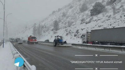'Qamchiq dovonidagi yo`llar qordan tozalanib, qum-tuz aralashmasi sepilmoqda (video)'ning rasmi