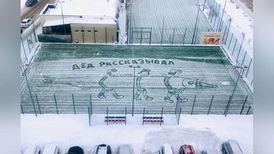 'Farrosh belkurak va supurgi bilan qorga chizgan rasmlar Rossiyada shov-shuv bo`ldi'ning rasmi