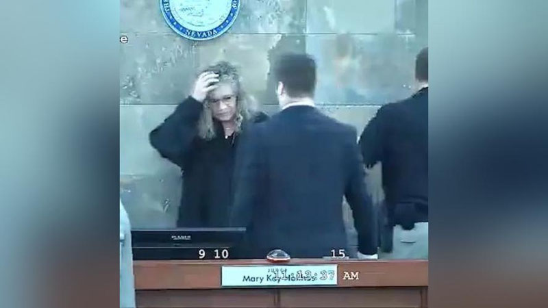 Изрображение 'В Лас-Вегасе обвиняемый в избиениях преступник напал на судью (видео)'