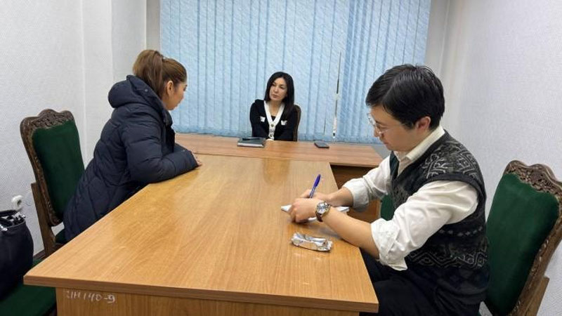 'Qarshida ona va o`gay ota olti yoshli bolasini qiynoqqa solib kelgani aytildi'ning rasmi