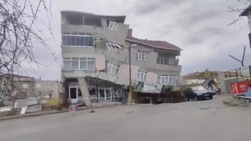 'Istanbulda qo`p qavatli uyni er yutib ketdi (video)'ning rasmi